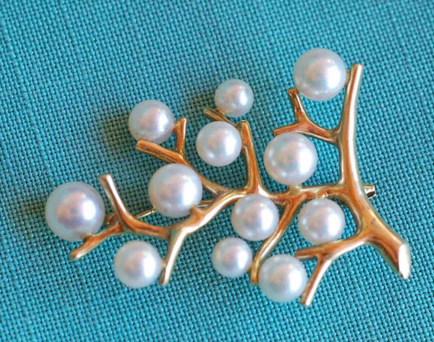 Mikimoto 18K Gold and Pearl Brooch 18 Carat Gold Pin Mikimoto Cultured Pearls