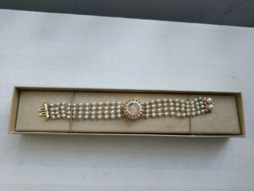 Gorgeous Vintage Lucien Piccard Ladies 14k gold pearl watch