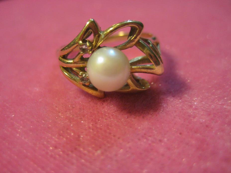 14K Genuine Pearl and 2 Diamond Ring Yellow Gold 3.6 grams. Size 6.25