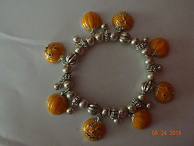 Handmade Halloween charm bracelet - pumpkins and jack-o-lanterns - Cute!