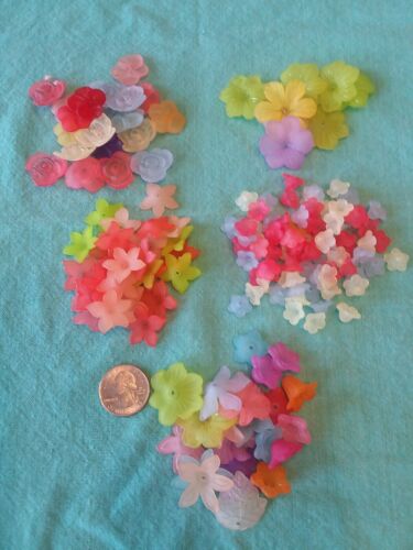 Lucite flower beads in spring colors; 125 beads mol; 10-35 cm wide.