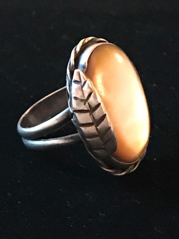 VINTAGE NAVAJO STERLING SILVER MOTHER OF PEARL FEATHER OVAL RING SIZE 7