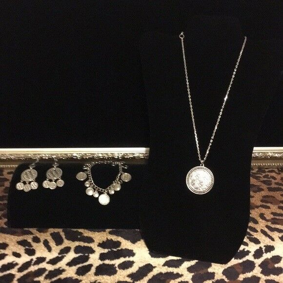 jessica simpson 3 piece jewely set super cute necklace, bracelet , earrings