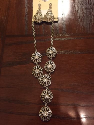 1928 White Flower Silver Tone Necklace Set