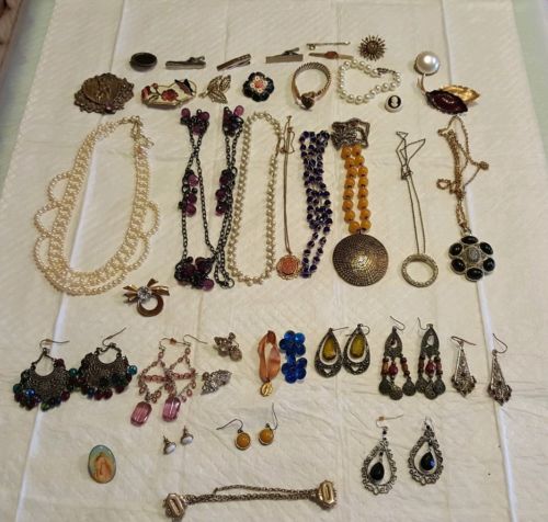 Vintage Costume Jewelry lot  necklaces,  earrings & brooches (estate sale)