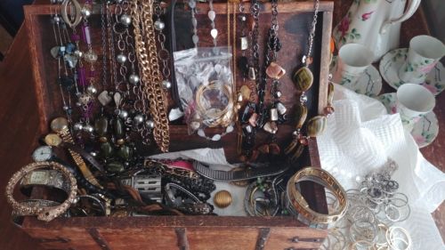 lot of jewelry (chest included)