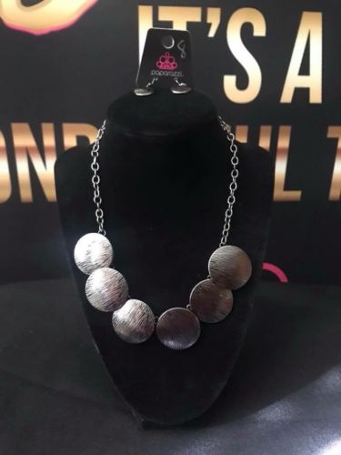 NWT Paparazzi “Glued to the Spot” 2pc Beautiful Set only $5 Get it Now!