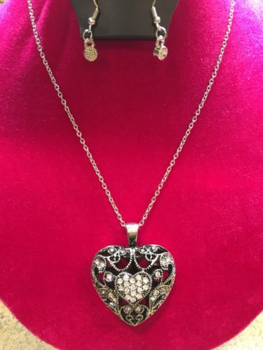 NWT Paparazzi “Heartless Heiress” 2pc Beautiful Silver Set only $5