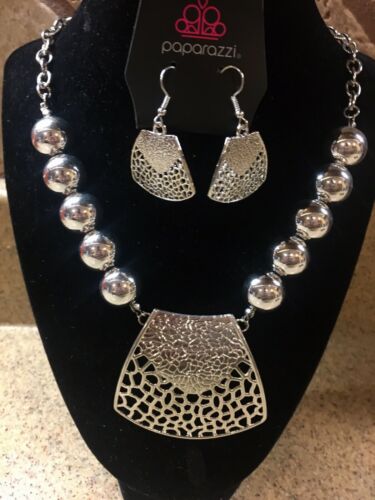 NWT Paparazzi “Large And In Charge” Beautiful Silver Set only $5