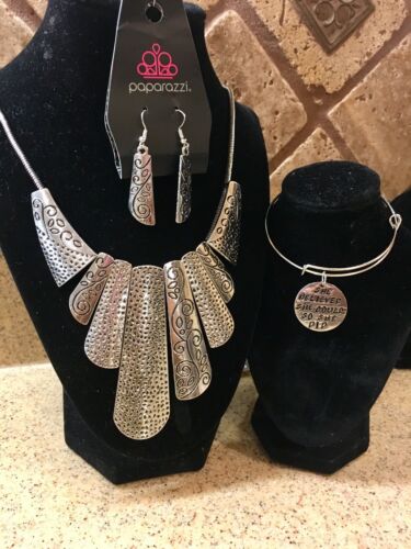 NWT Paparazzi “Untamed” Beautiful Silver Set With Charm Bracelet only $10