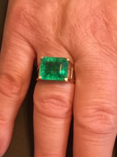 18 K GOLD COLOMBIAN EMERALD RING 9 + cts. ESTATE COLLECTION LOT Z 909