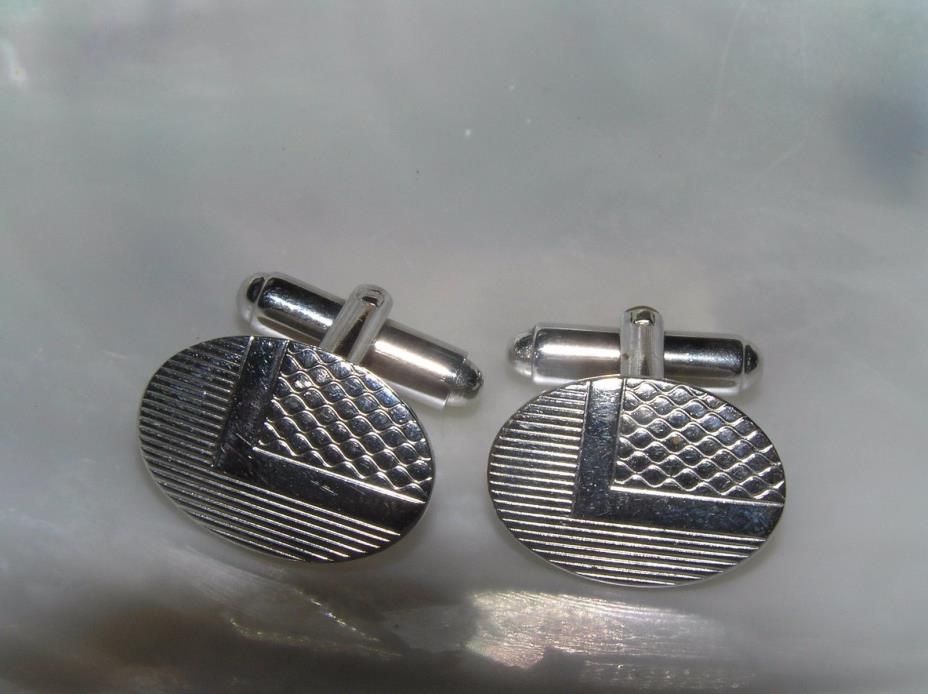 Vintage Etched Geometric Silvertone Flat Oval Cuff Links – face is 0.75 x 0.5 in