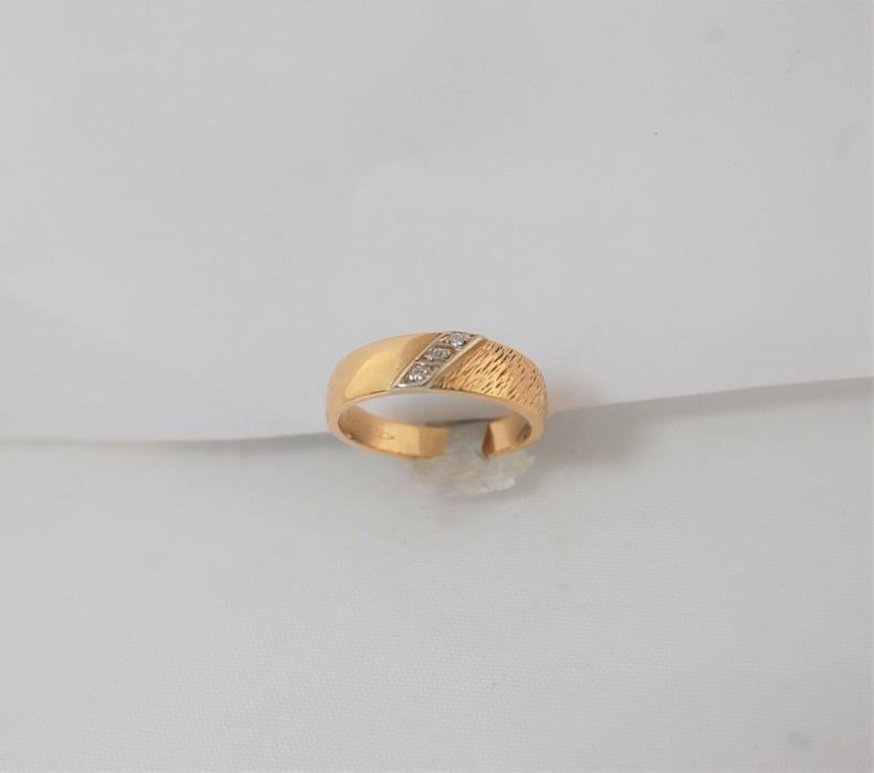 (9499) 14k gold band with 3 diamonds