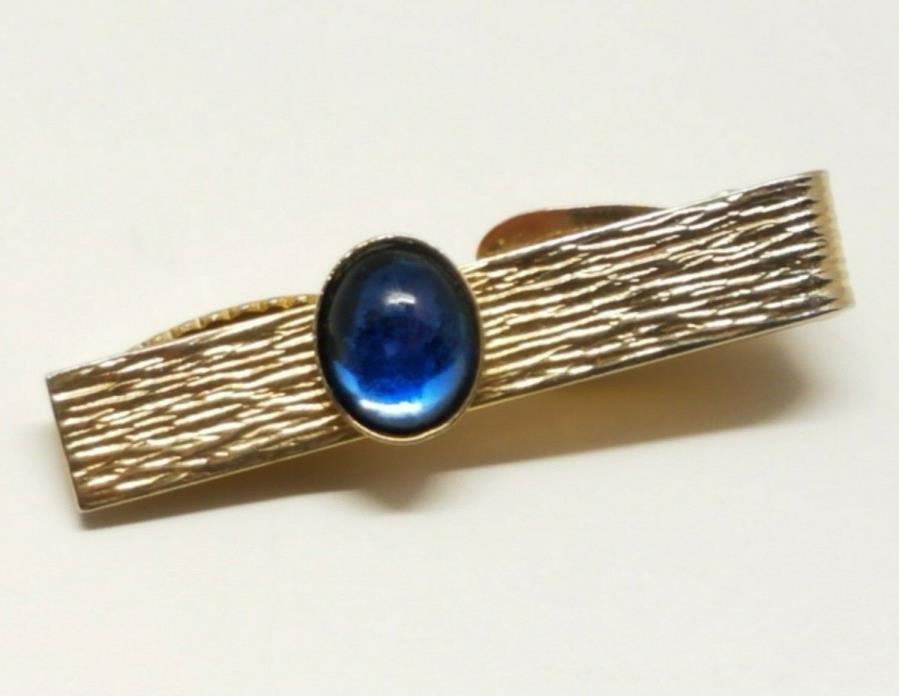 VTG Gold Tone Wood Grain Textured Tie Clip Bar Blue Glass Rhinestone Dapper Swag