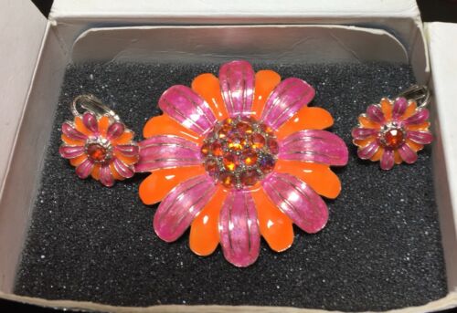 Avon Colorful Daisy Pin And Clip On Earring Set.