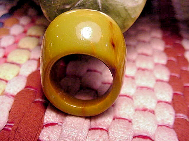 VINTAGE APPLE GREEN w/BROWN MARBLED HIGH-DOMED BAKELITE FINGER RING @SIZE 5 1/2