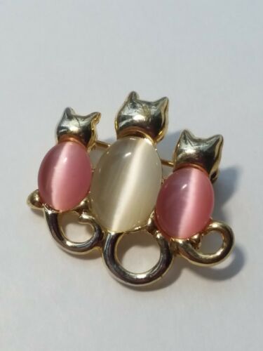 VINTAGE Pink MOON GLOW 3 Cat PIN Lucite BROOCH Gold Kittens White KITTY