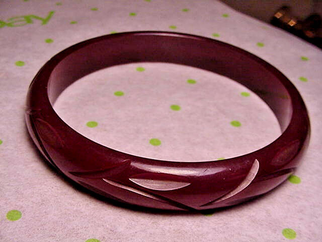 Vintage CARVED BAKELITE BANGLE BRACELET SHINY RUST BROWN TRANSLUCENT COLOR