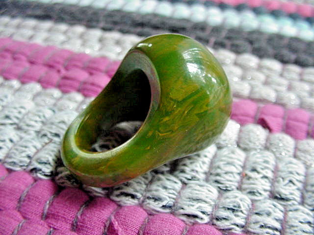 VINTAGE GREEN/BLACK/YELLOW MARBLED HIGH-DOMED BAKELITE FINGER RING @SIZE 6