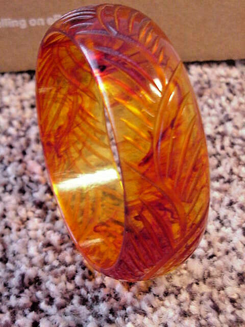 STUNNING Vintage CARVED BAKELITE BANGLE BRACELET CLEAR MARBLED APPLE JUICE