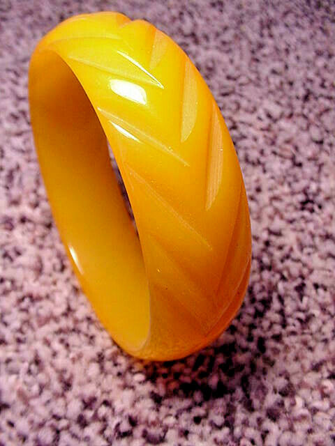 Vintage CARVED BAKELITE BANGLE BRACELET SHINY BUTTERSCOTCH COLOR