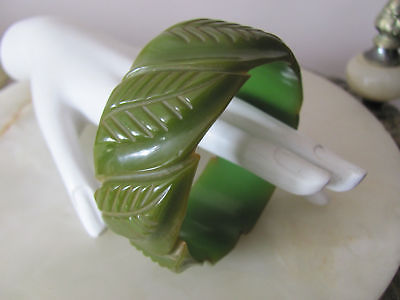 VTG 1930s GREEN BAKELITE Deep-Carved ORGANIC-LEAF Wide BANGLE Bracelet