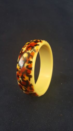 LUCITE BANGLE YELLOW BLACK ORANGE.