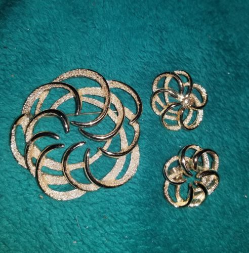 Sarah Coventry gold circle pin w/ earrings +