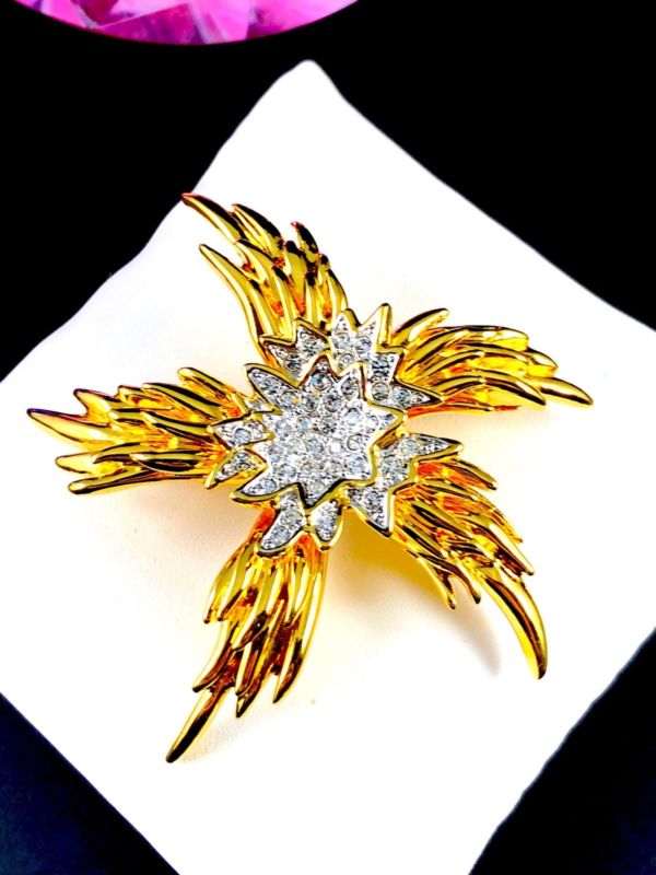 KENNETH JAY LANE GOLD-TONE PAVE CRYSTAL RHINESTONE DIMENSIONAL STARBURST BROOCH