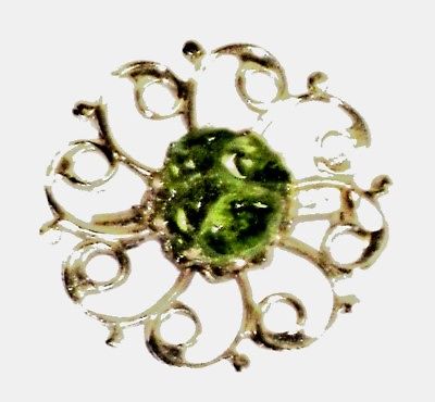 GOLD TONE PIN FEATURES A GREEN STONE IN THE CENTER OF THE SETTING