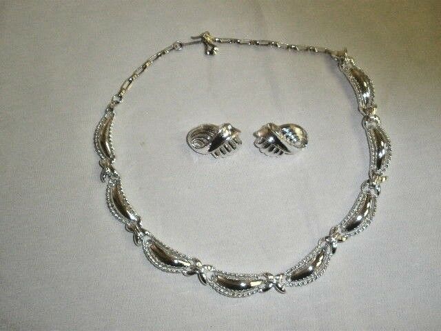 VINTAGE SILVER NECKLACE & CLIP EARRINGS