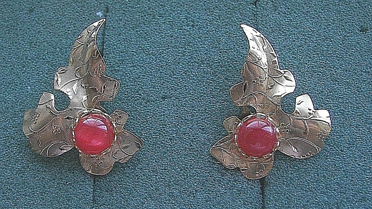 Gold Tone Leaf Clip Earrings with Prong Set  Red Berry - Costume Jewelry - Vtg