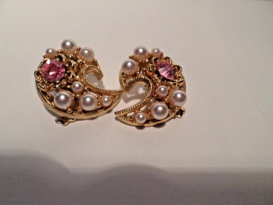 Vintage Ornate Filigree With Pink Rhinestone & Pearl Gold Tone Clip On Earrings