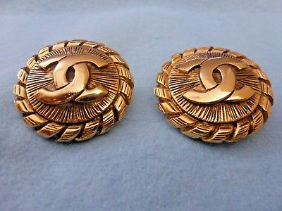 BEAUTIFUL & UNIQUE VINTAGE CHANEL GOLD-PLATED CC Clip-On Earrings Made in France