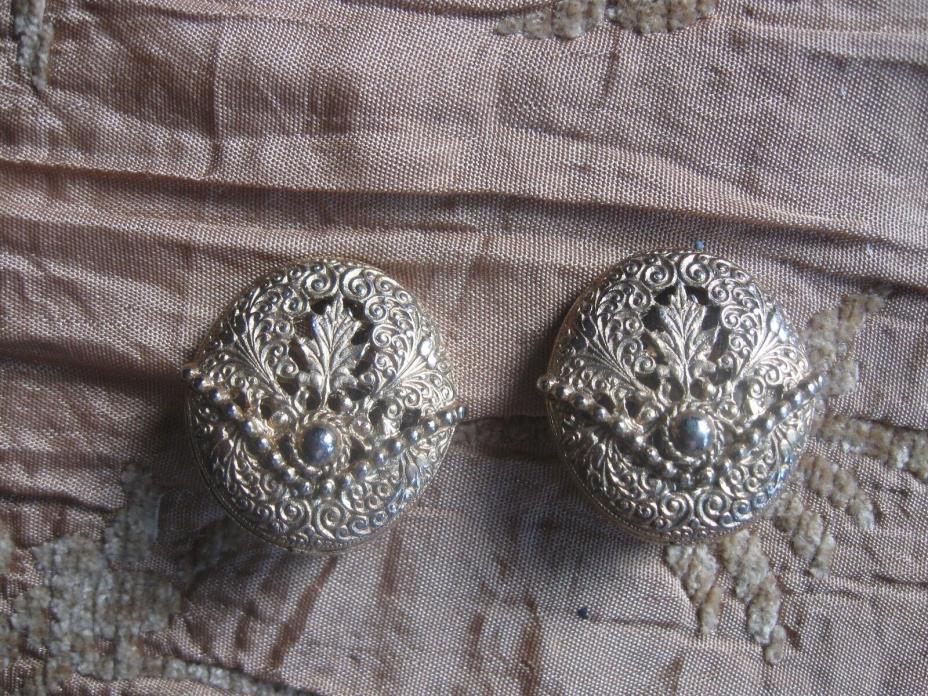 VINTAGE ROUND GOLD TONE CLIP LEAF EARRINGS WITH PIERCED METAL DESIGN