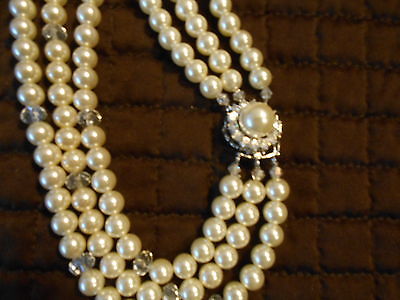 VINTAGE THREE STRAND GLASS PEARL & FACETED GLASS BEAD NECKLACE WITH FANCY CLASP