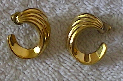 Monet gold tone Grooved Swirl Earrings pierced studs Vintage Fashion jewelry