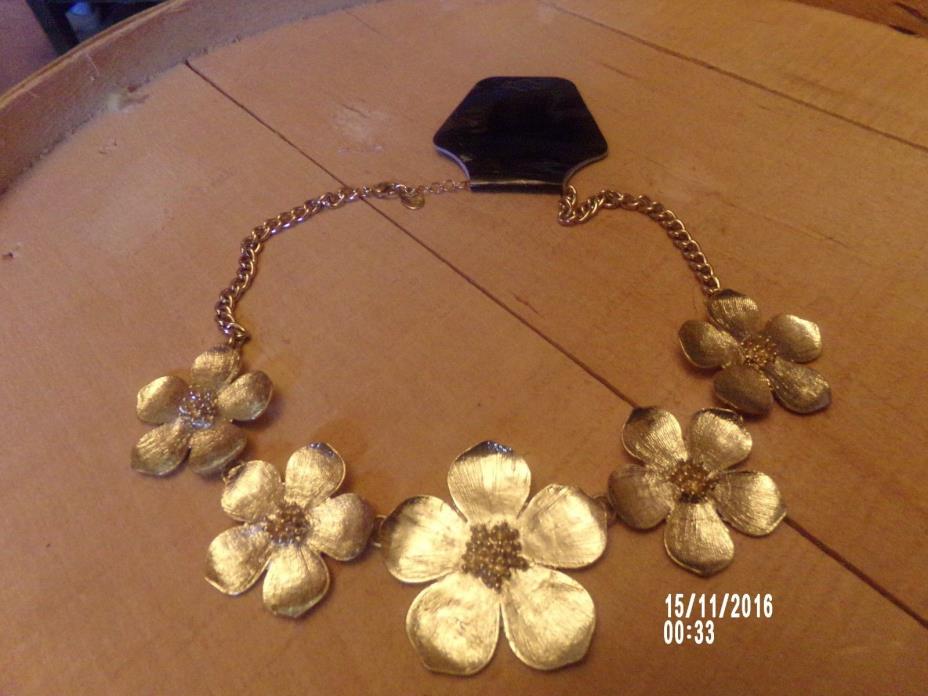 icing beautiful  goldtoned flower necklace