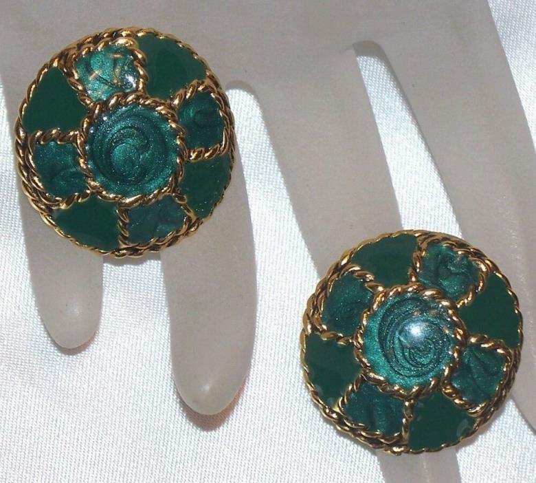 VINTAGE JEWELRY ROUND GOLD TONE SWIRLED GREEN ENAMEL PIERCED EARRINGS D842