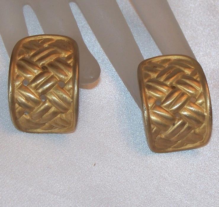 VINTAGE NICE GOLD TONE SATIN BASKET WEAVE WEAVE PIERCED EARRINGS G618