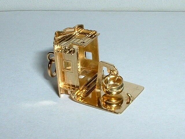 VINTAGE 18k YELLOW GOLD MAPLE SYRUP SUGARING HOUSE CABIN HOME CHARM