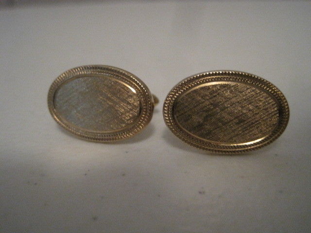 Pair of Gold COLOR OVAL SHAPED CUFF LINKS / Cufflinks