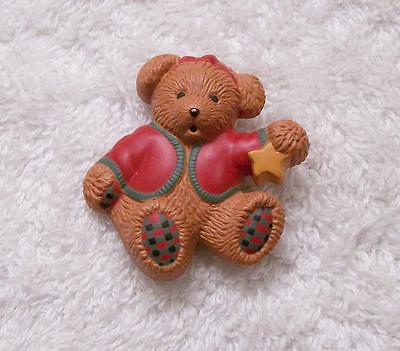 VINTAGE REPRO PIN BROOCH ARTISTIC TEDDY BEAR CHRISTMAS HOLLY BERRIES RIBBON CH14