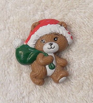 CLASSIC STYLE PIN BROOCH TEDDY BEAR HAT BAG OF GOODIES PLAYTHING CHRISTMAS CH4