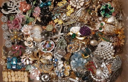 Huge Lot Of Vintage Old Rhinestone Jewelry Brooches Earrings Necklaces Rings +++