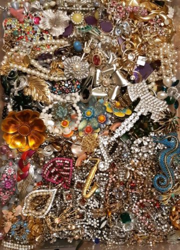 Huge Lot Of Vintage Old Rhinestone Jewelry Crowns Brooches LOTS OF NECKLACES +++