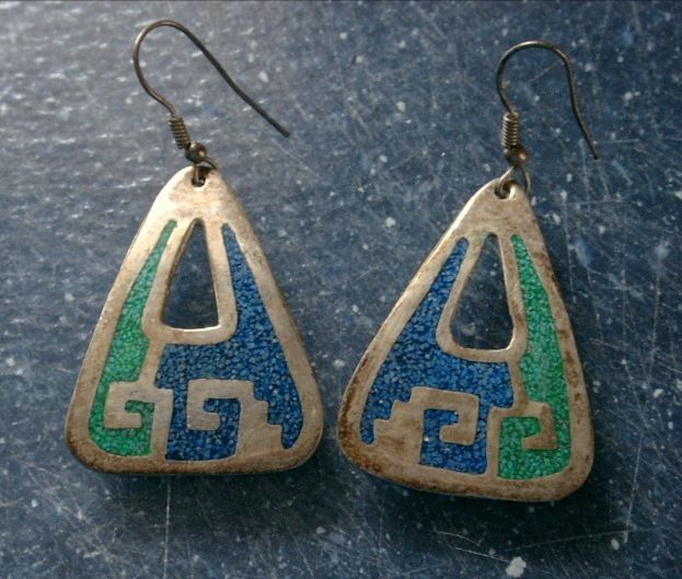 Vtg Hand-Crafted SILVER ALLOY Crushed Malachite & Lapis Dangle Triangle EARRINGS