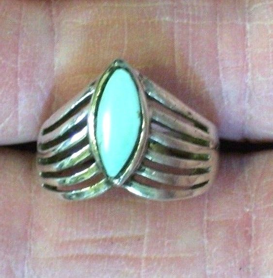 VINTAGE SOUTHWESTERN STERLING SILVER AND TURQUOISE RING SIZE 5&1/2