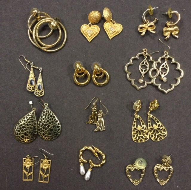 MIXED LOT OF 12 PAIRS GOLD TONED UNBRANDED FASHION PIERCED EARRINGS DRESS RETRO