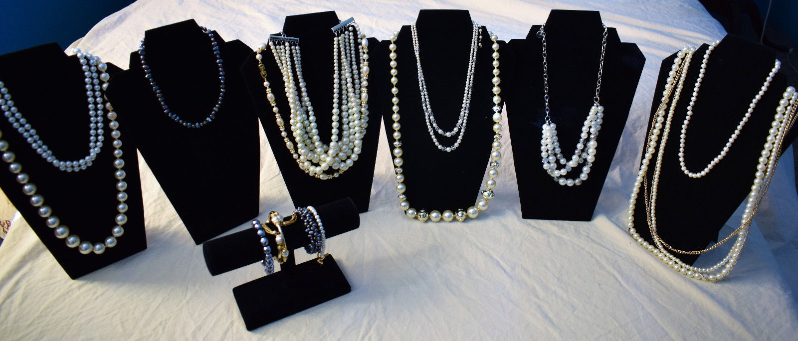 MOSTLY CURRENT LOT OF FAUX PEARLS NECKLACES SOME BRACELETS ONE SET